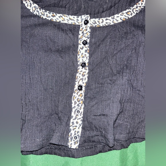 Black cropped long sleeve with cheetah print hem -shein - Picture 4 of 4
